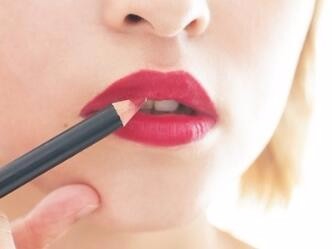 收起你的“放飞自我”好好化个妆，你也是女神