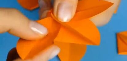 如何用彩纸做出漂亮的纸花