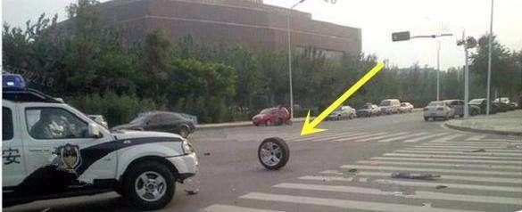 五菱路口追尾宾利,宾利被撞断轴,五菱面包?