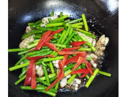 鱿鱼炒蒜苔的做法