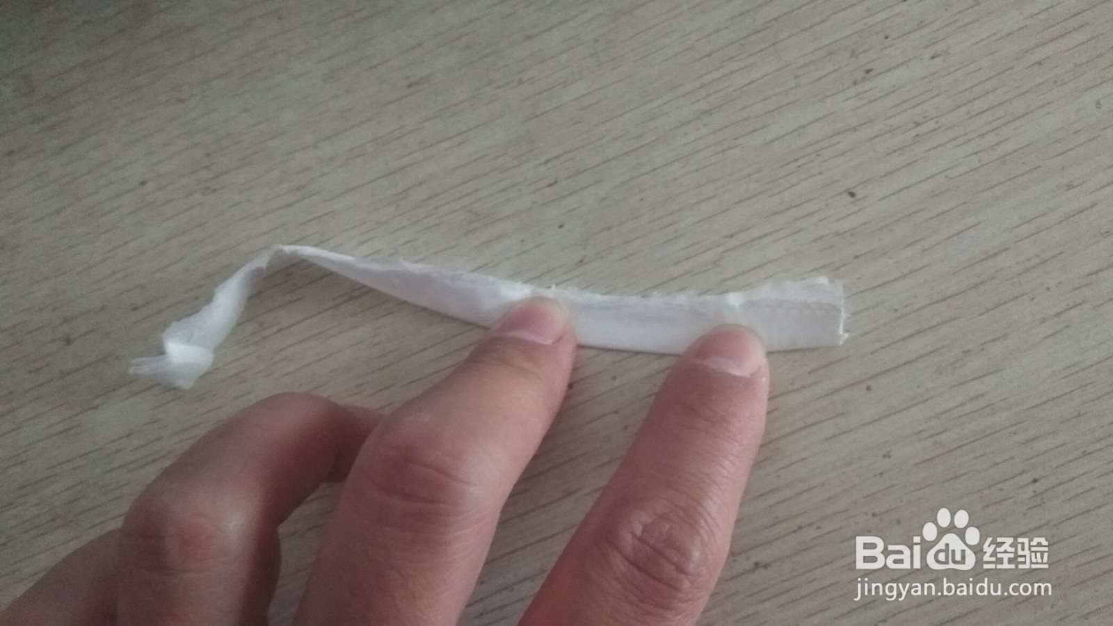 如何用一条手纸做简易的中性笔的支架