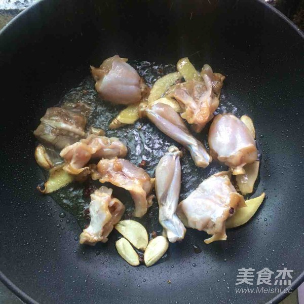 香炒牛蛙的做法