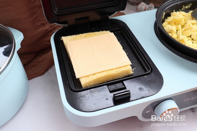 滑蛋芝士三明治的做法