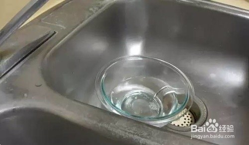 怎么清洗厨房水槽陈年水渍