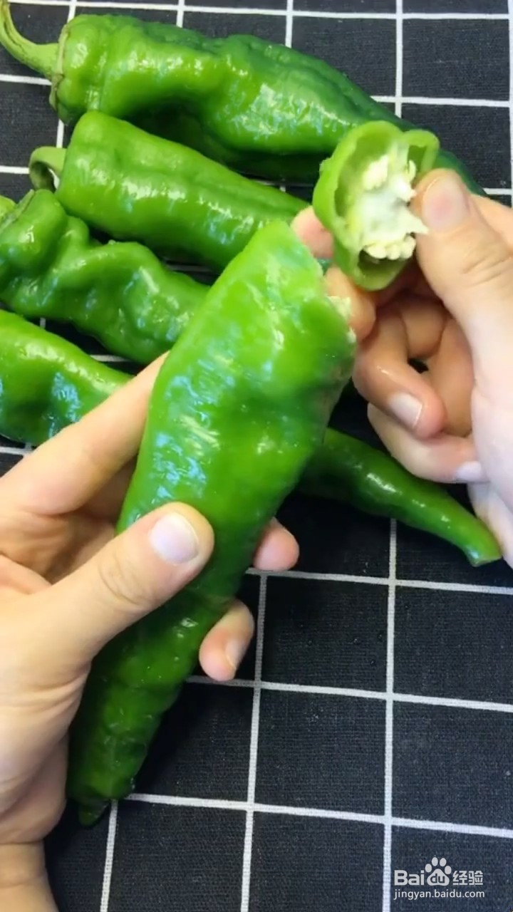 如何制作青椒包金针菇