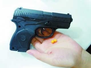 玩具bb弹枪卡在枪膛里怎么弄出来