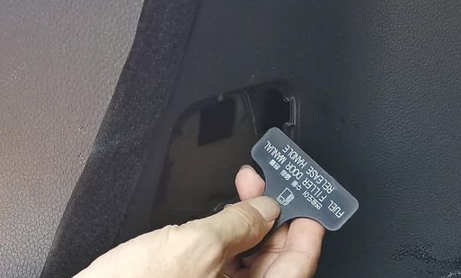 尚酷油箱盖应急开关在哪里