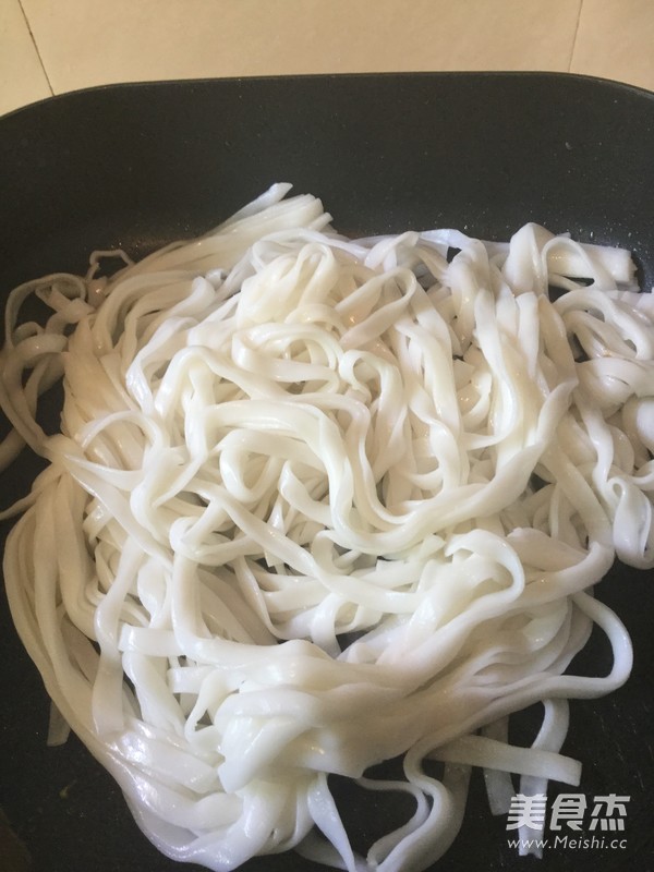 生菜肉片炒河粉
