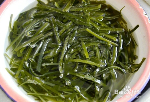 家常凉菜蒜茸辣酱海带丝。