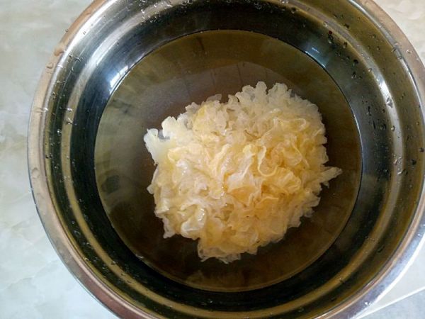 砂锅银耳红枣汤