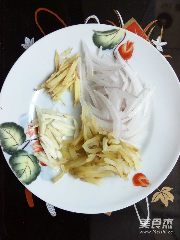 香芹榨菜里脊肉炒米粉