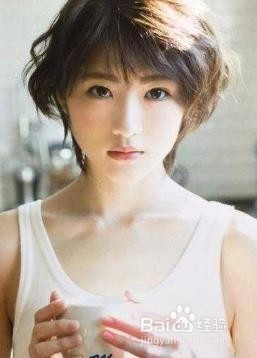 黑色短卷发怎样不老气