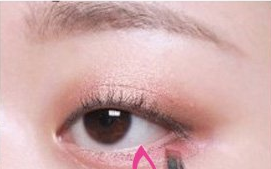 魅惑粉色妆容仿妆教程