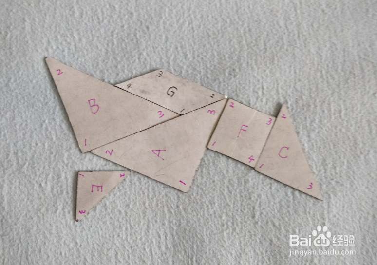 用七巧板怎样拼一只低头向前跑的小鸡？