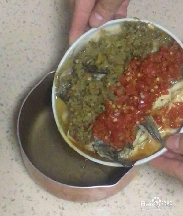 双椒蒸鲈鱼的做法