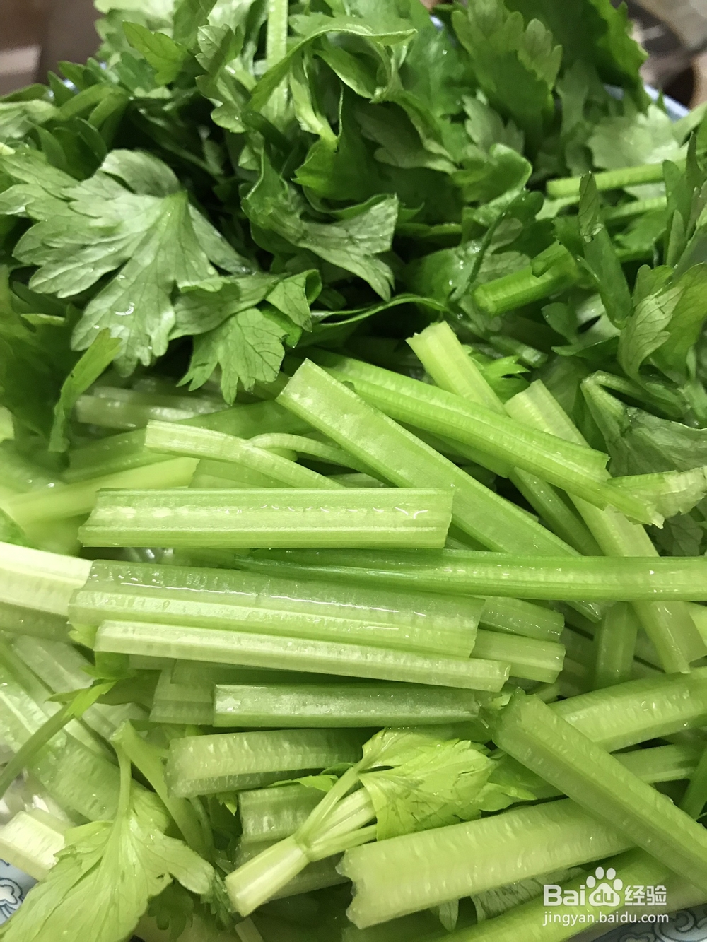 家常做法的香芹土豆丝