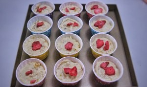 怎么做草莓酒麦片杯子蛋糕