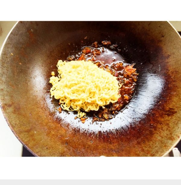 法式煎蛋配鸡丝浓缩酱汁拌面