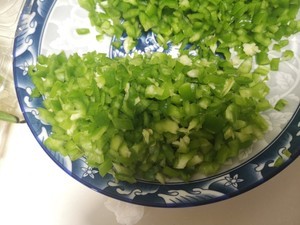 青椒皮蛋的做法