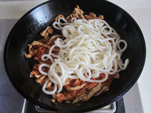 泡菜肉丝炒乌冬面
