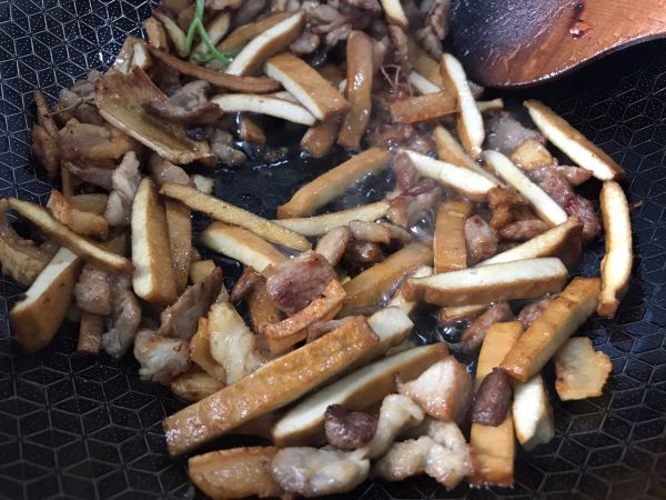 芹菜香干小炒肉