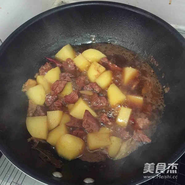 土豆炖牛肉的做法