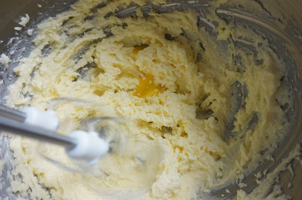 酥皮奶黄流沙月饼