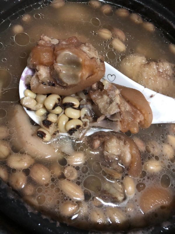 广式眉豆花生莲藕猪脚汤