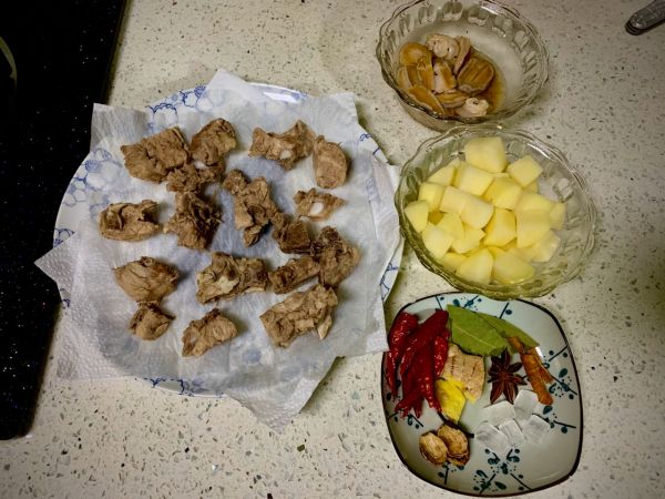 小鲍鱼排骨烧土豆小方