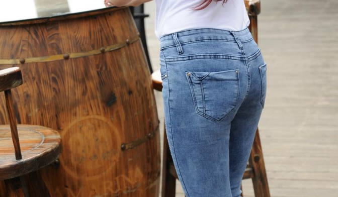 牛仔裤后边口袋处容易破怎么回事