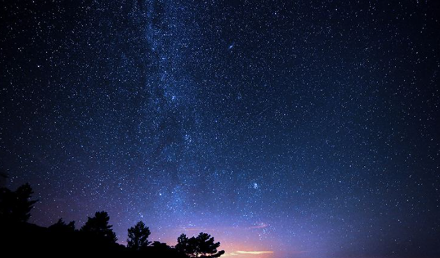 天上的星星在一闪一闪的。改为拟人句