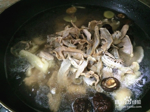 鱿鱼鸭肉煲的做法