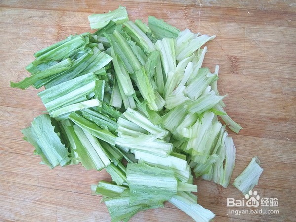 胡萝卜炒油麦菜的做法