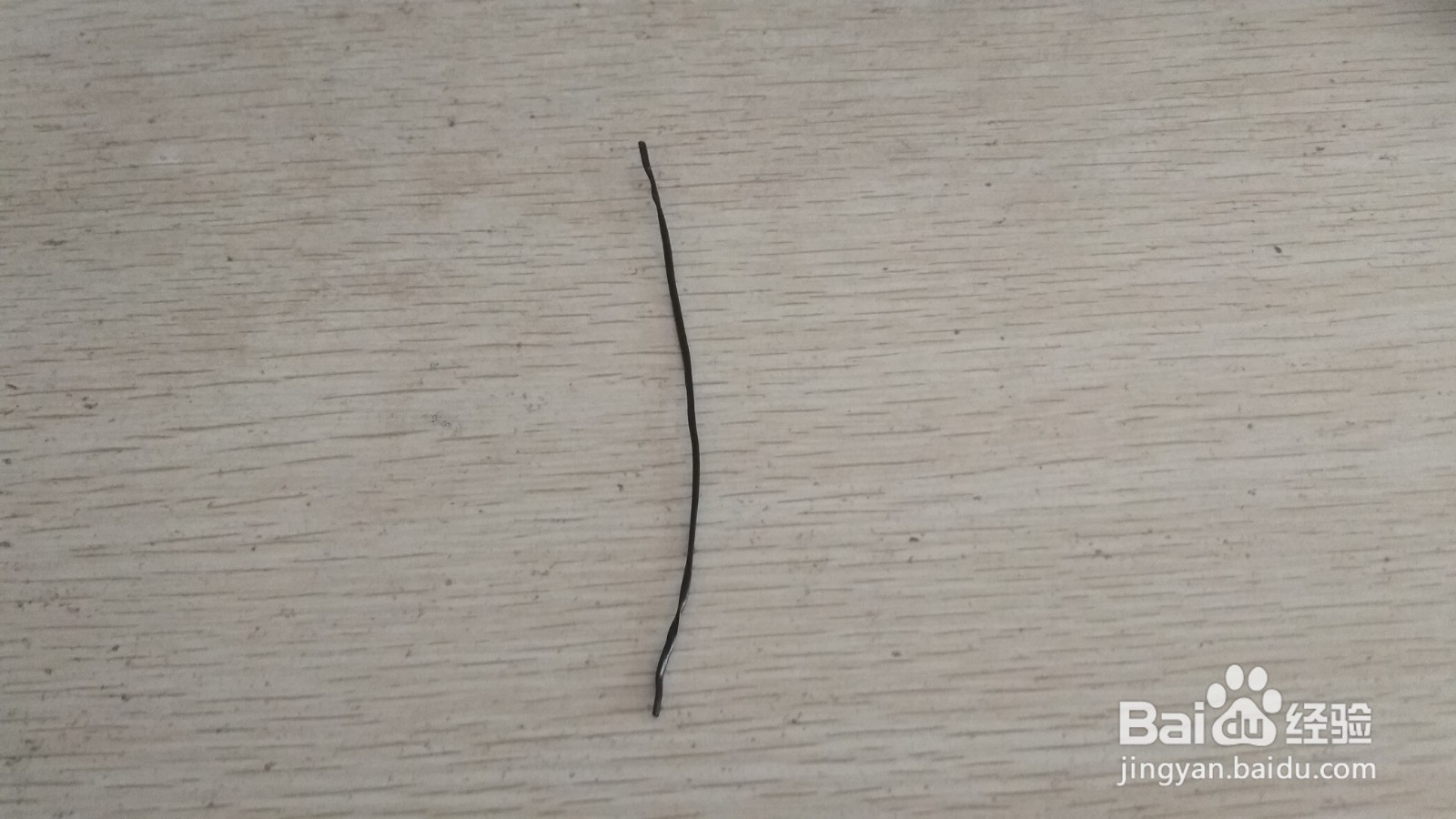 如何用一个数据线绑绳缠绕成简易的手机支架
