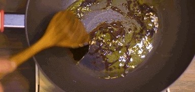 黄豆烧猪尾的做法