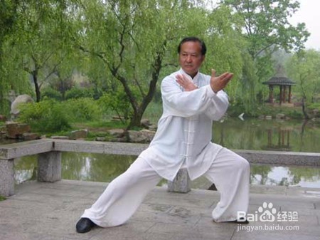 老人打太极预防老年痴呆
