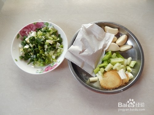 如何做酱香浓郁的芋头红烧肉