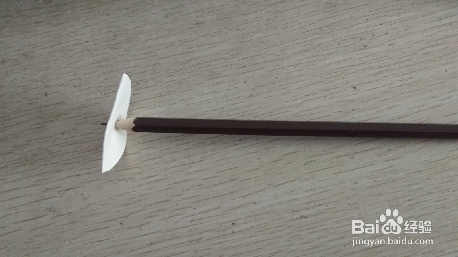 如何用一个圆形画纸和铅笔做简易的钢笔的支架