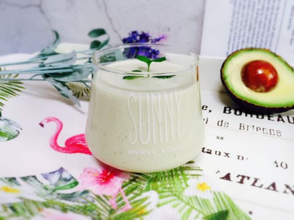 香蕉牛油果奶昔