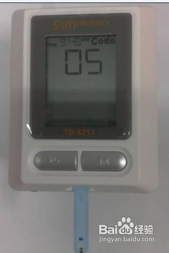 如何使用三合一血糖血压仪抽取血液样本?