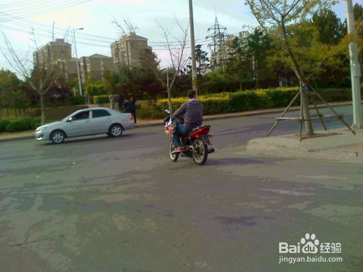 道路上行驶的摩托车怎样安全出行