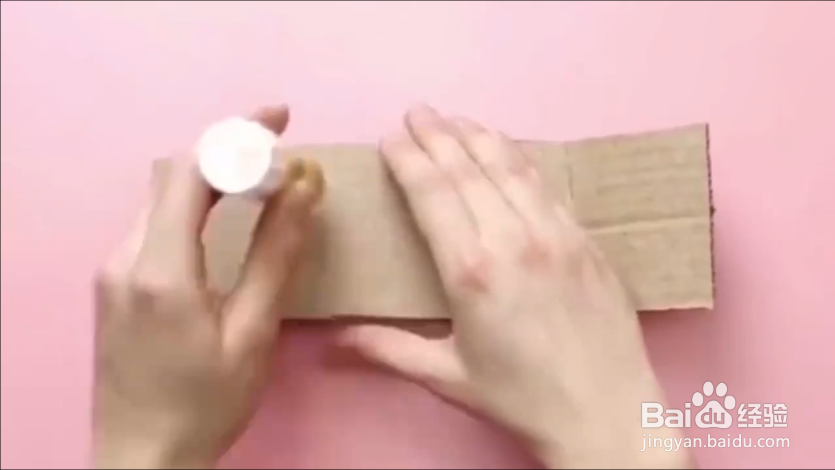 用纸箱做个沙滩椅，可以出去度假啦，芭比好开心