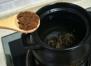 怎么做红枣桂圆煮鸡蛋甜汤。