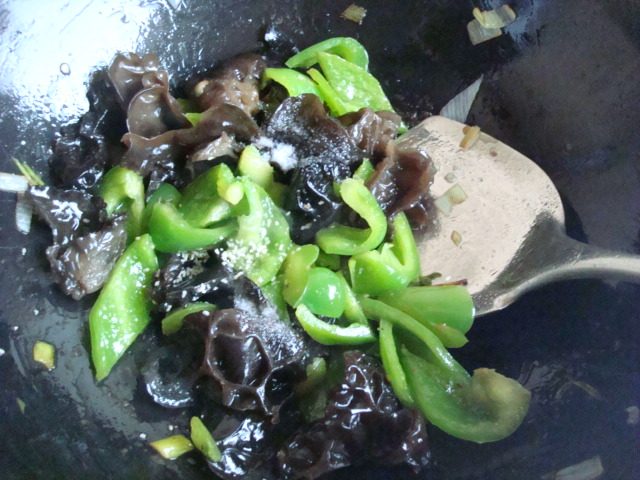 肉炒青椒木耳最简单的做法，快来学学吧！