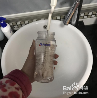 正确清洁奶瓶的步骤