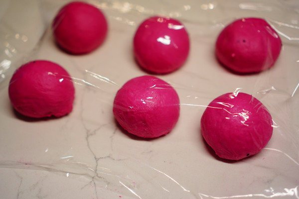 火龙果爱心椰蓉面包