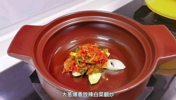 辣白菜鲜虾豆腐汤