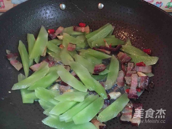 腊肉炒莴笋的做法