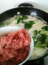 教大家菜心肉末汤年糕的做法