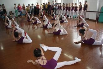 怎样排练集体舞